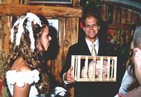 Si vous avez regardé les photos de l'enterrement de vie de jeune-fille du marié, vous savez qui se trouve dans la cage